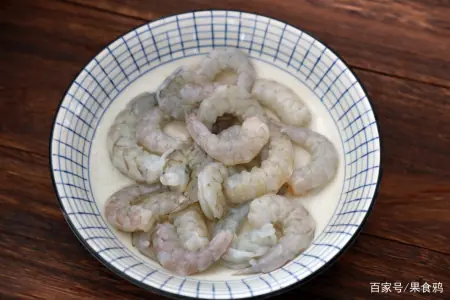 家庭版龙井虾仁，味道鲜美还带着淡淡的茶香，太解馋了-龙井虾仁的做法最正宗的做法视频教学